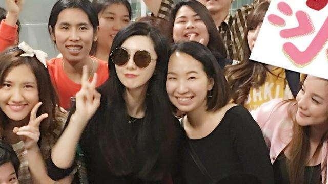 范冰冰現身泰國機場被眾多粉絲包圍全程笑容滿面